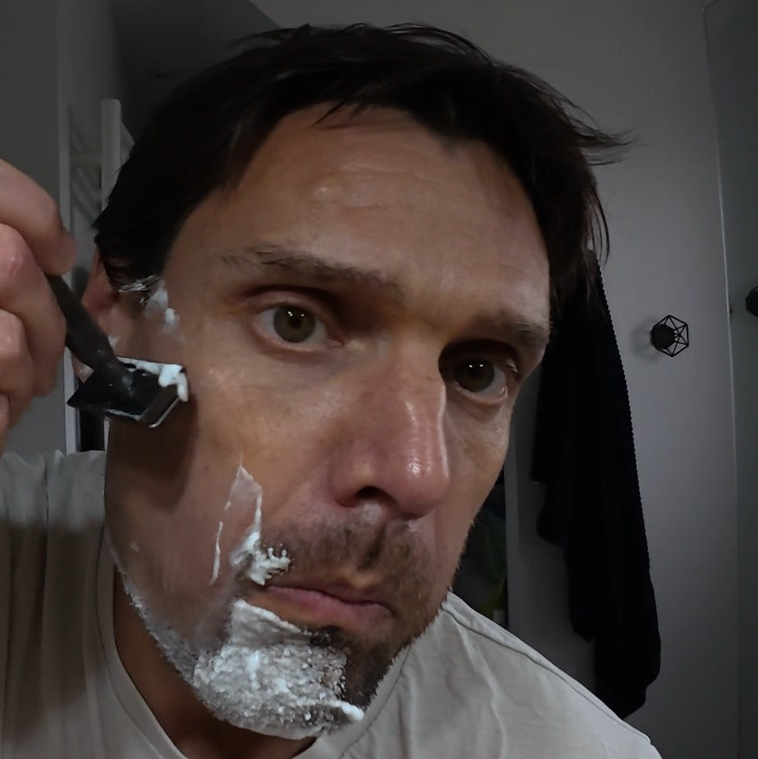 Comment se raser au rasoir de sûreté (guide complet pour débutants)